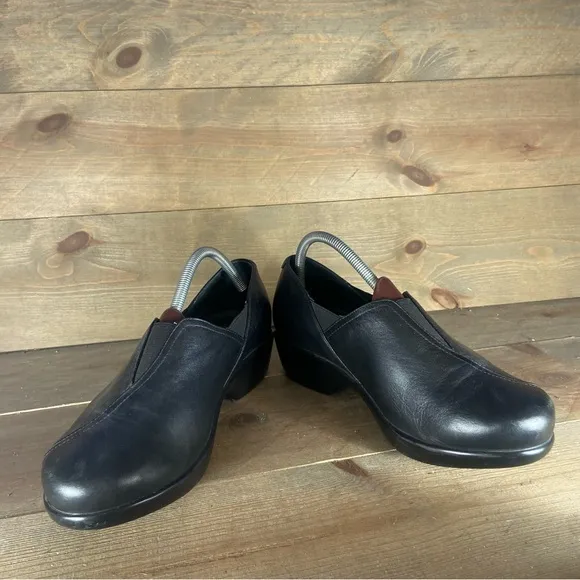 Dansko Arden Womens size 40 shoes black leather slip on wedge clogs