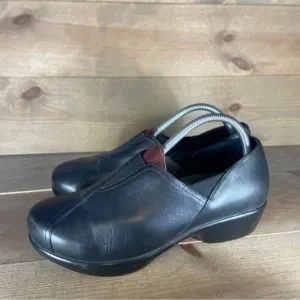 Dansko Arden Womens size 40 shoes black leather slip on wedge clogs