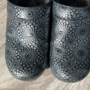 Dansko Clogs Size 37 ( US 6.5-7)