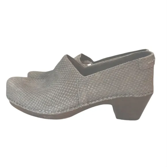 Dansko Mavis Grey Snake Embossed Nubuck Leather Clogs Size 8