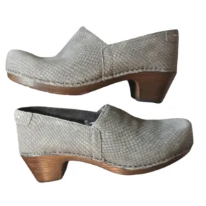 Dansko Mavis Grey Snake Embossed Nubuck Leather Clogs Size 8