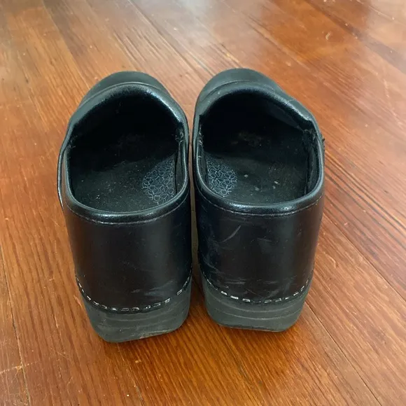 Dansko XP 2.0 black clogs shoes size 8.5