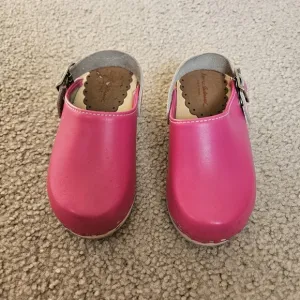 Hanna anderson clogs 26