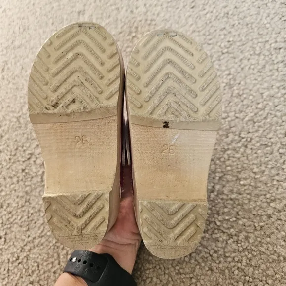 Hanna anderson clogs 26