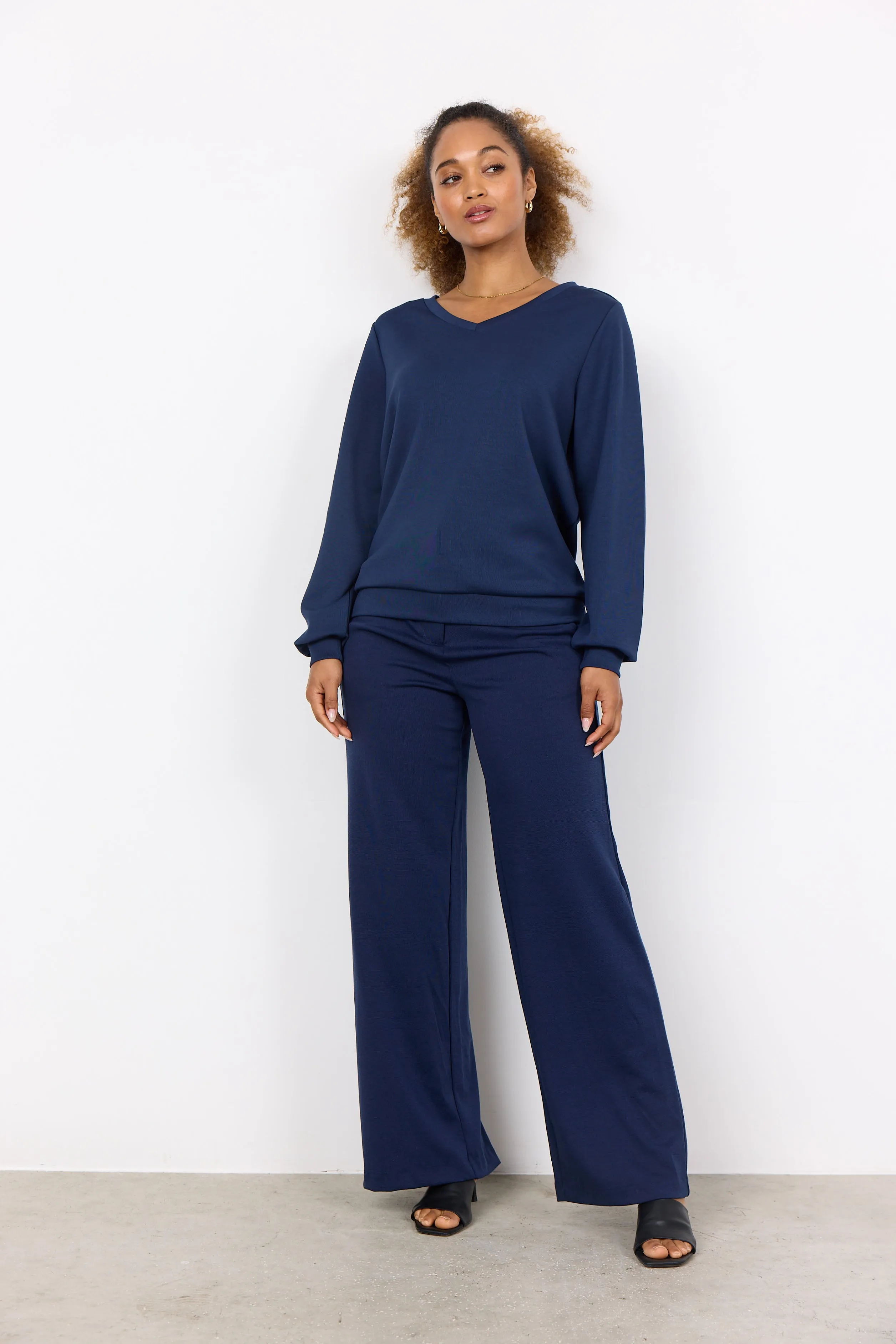 Iris Blue Travel Sweatshirt
