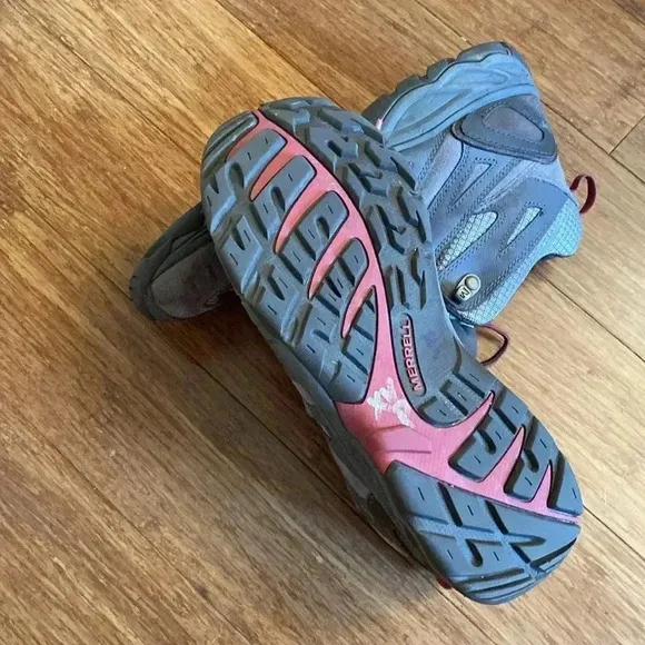 Merrell women’s hiking boots - size 9.5 - brown - lace up - great condition