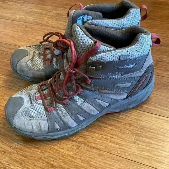 Merrell women’s hiking boots - size 9.5 - brown - lace up - great condition