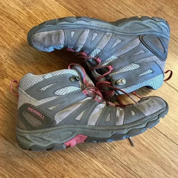 Merrell women’s hiking boots - size 9.5 - brown - lace up - great condition