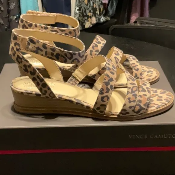 Vince Camuto NEW in BOX Resensa Size 8 Animal Print Sandals