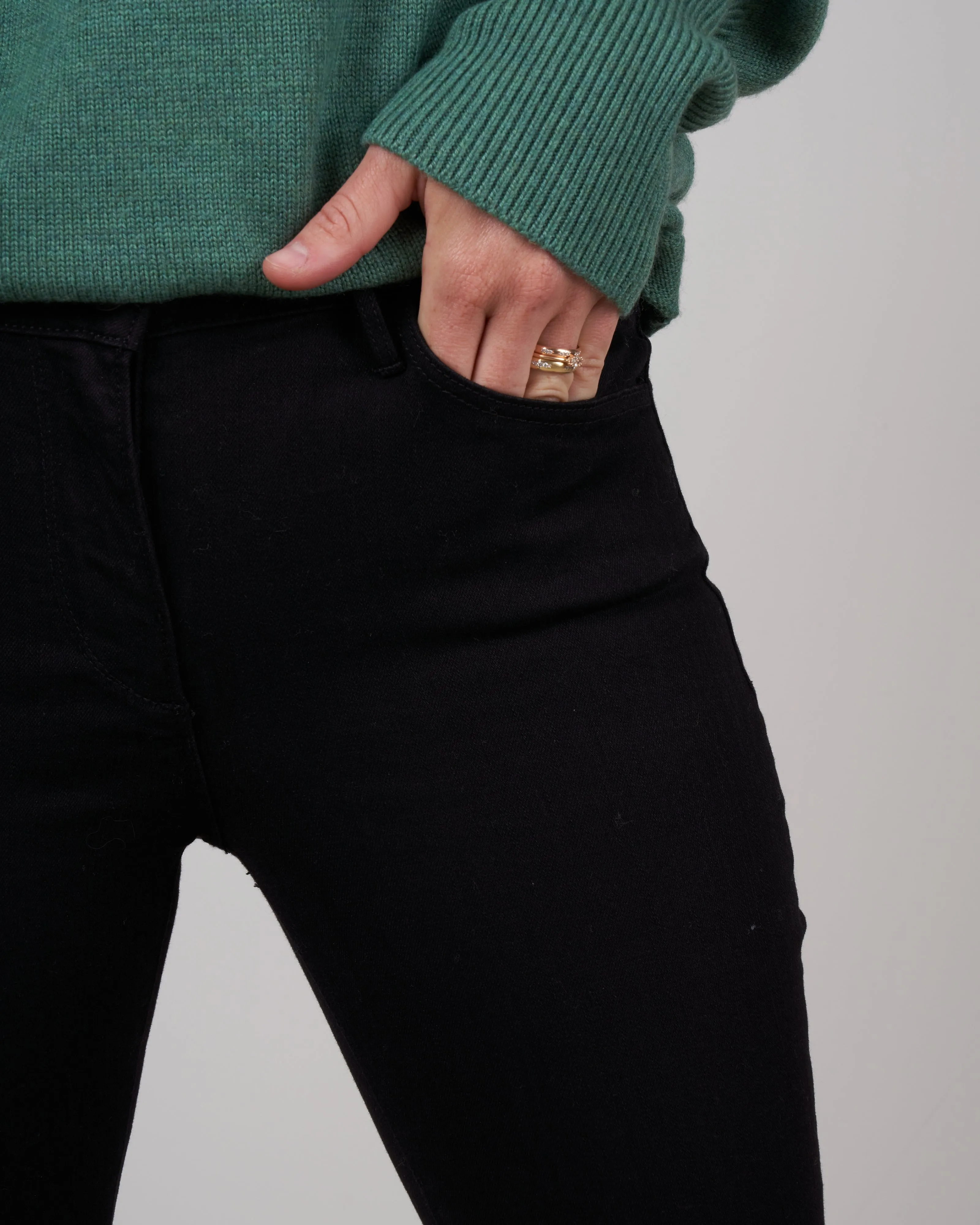 w25 boot crop with raw hem - black tear