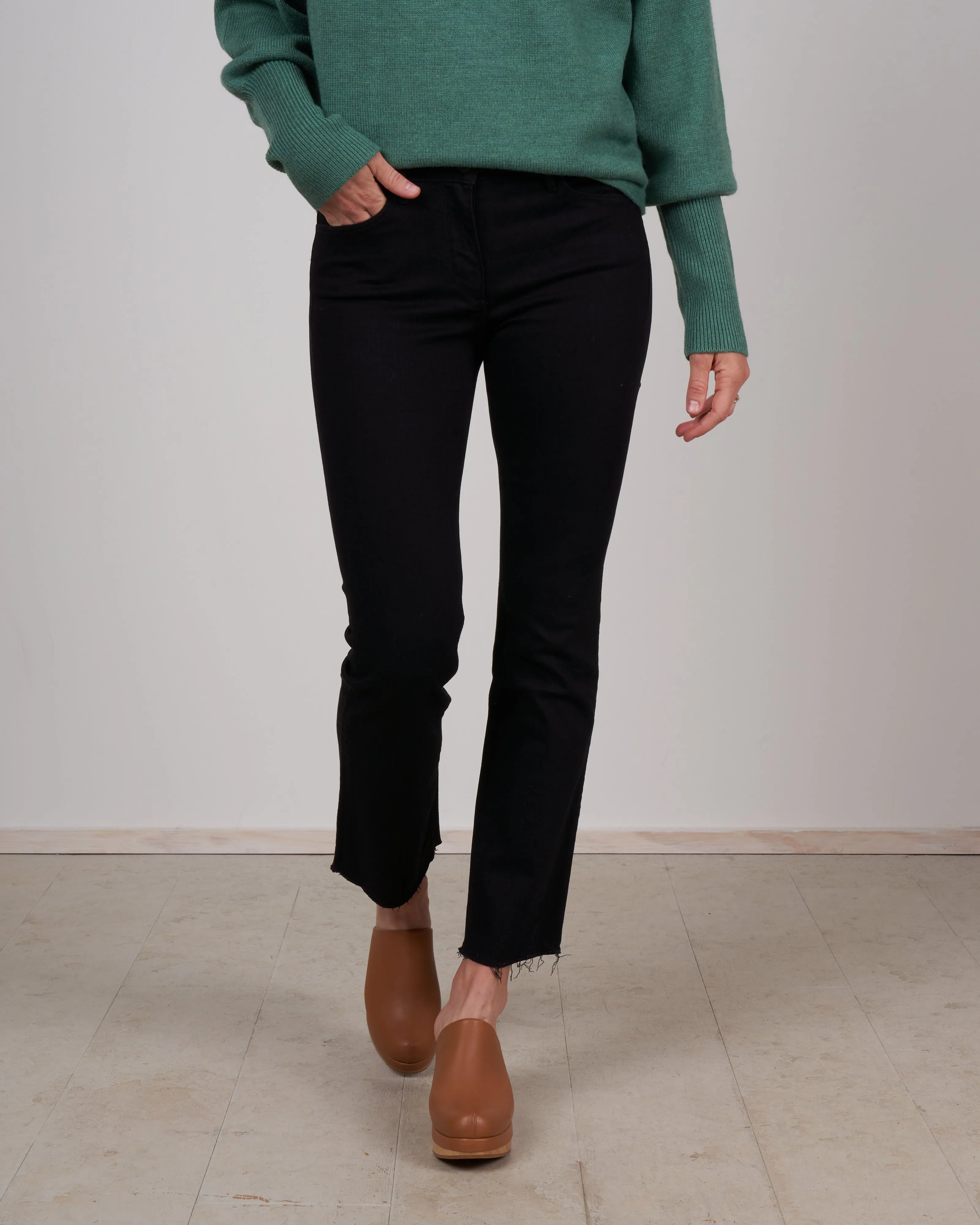 w25 boot crop with raw hem - black tear